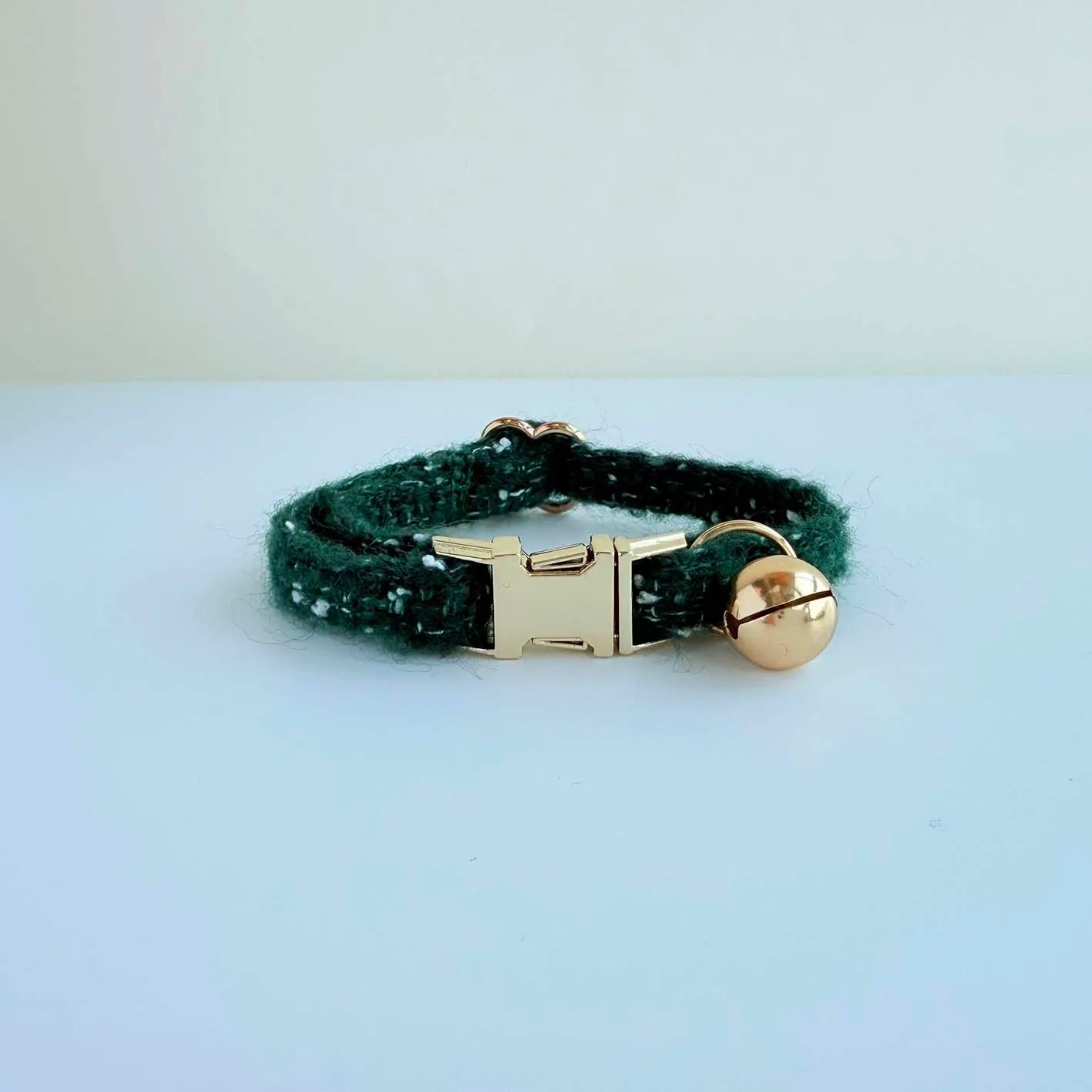WinterCharm™ – Knitted Cat Collar with Gold Bell | Festive & Adjustable