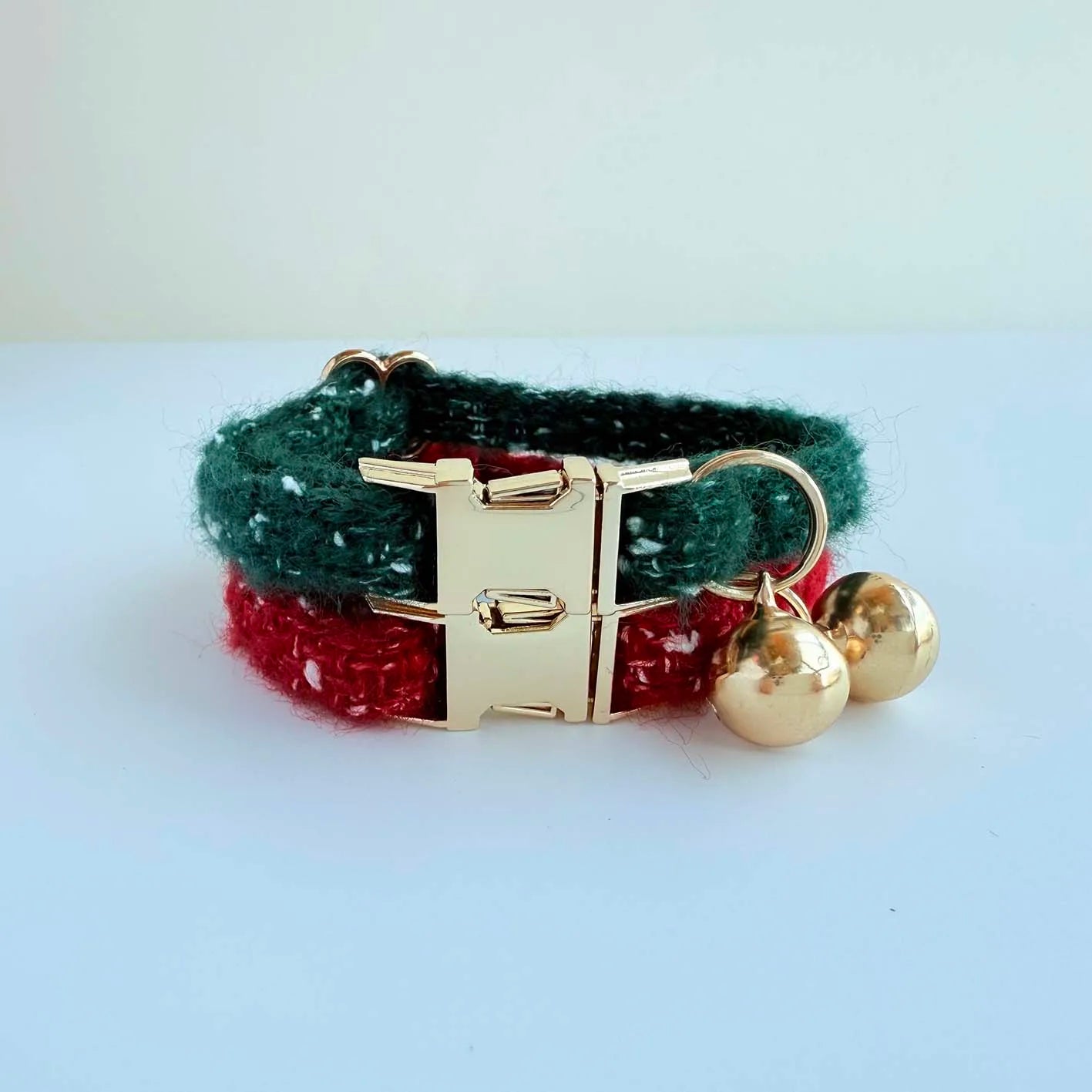 WinterCharm™ – Knitted Cat Collar with Gold Bell | Festive & Adjustable