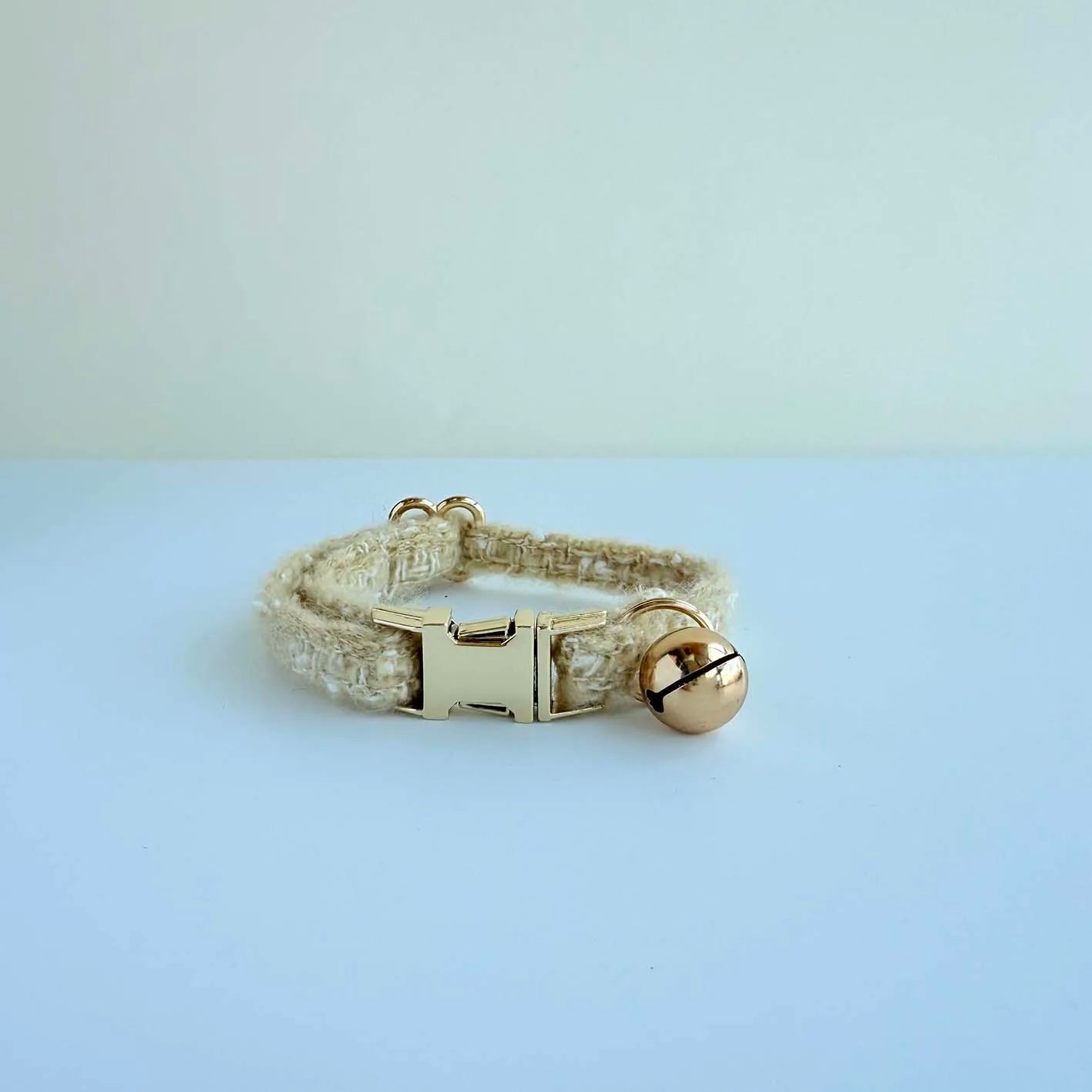 WinterCharm™ – Knitted Cat Collar with Gold Bell | Festive & Adjustable