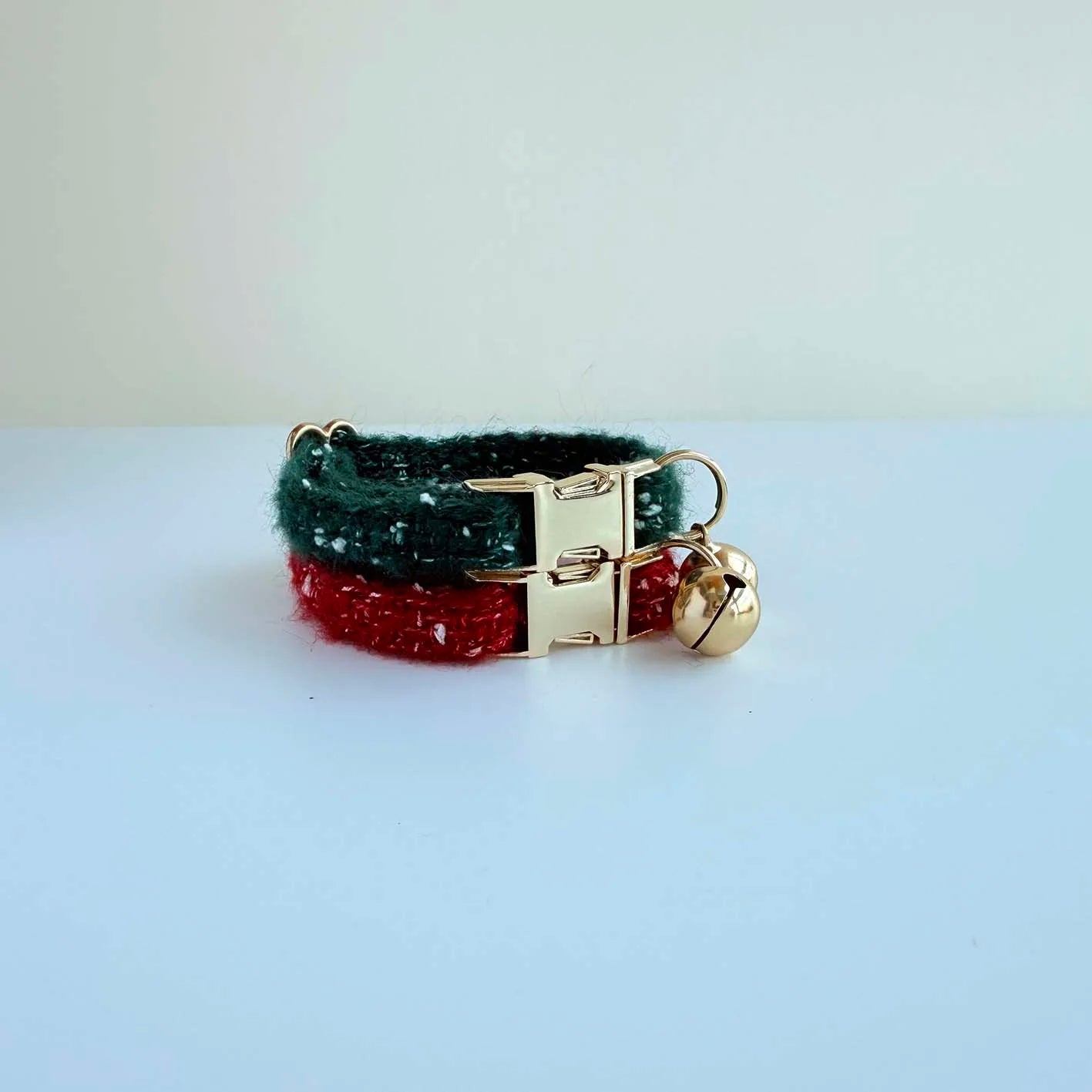 WinterCharm™ – Knitted Cat Collar with Gold Bell | Festive & Adjustable