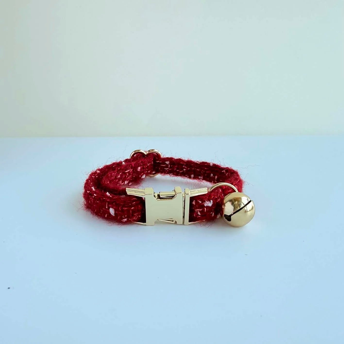 WinterCharm™ – Knitted Cat Collar with Gold Bell | Festive & Adjustable