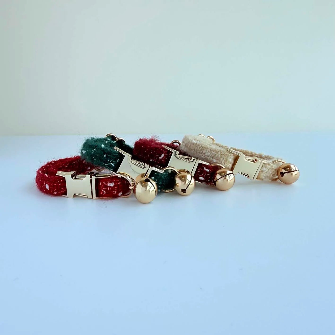 WinterCharm™ – Knitted Cat Collar with Gold Bell | Festive & Adjustable