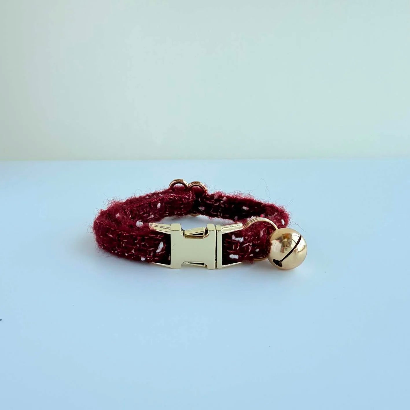 WinterCharm™ – Knitted Cat Collar with Gold Bell | Festive & Adjustable